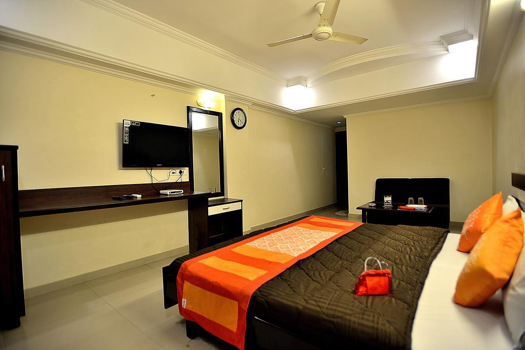 Hotel Alpha Vadodara Exteriör bild