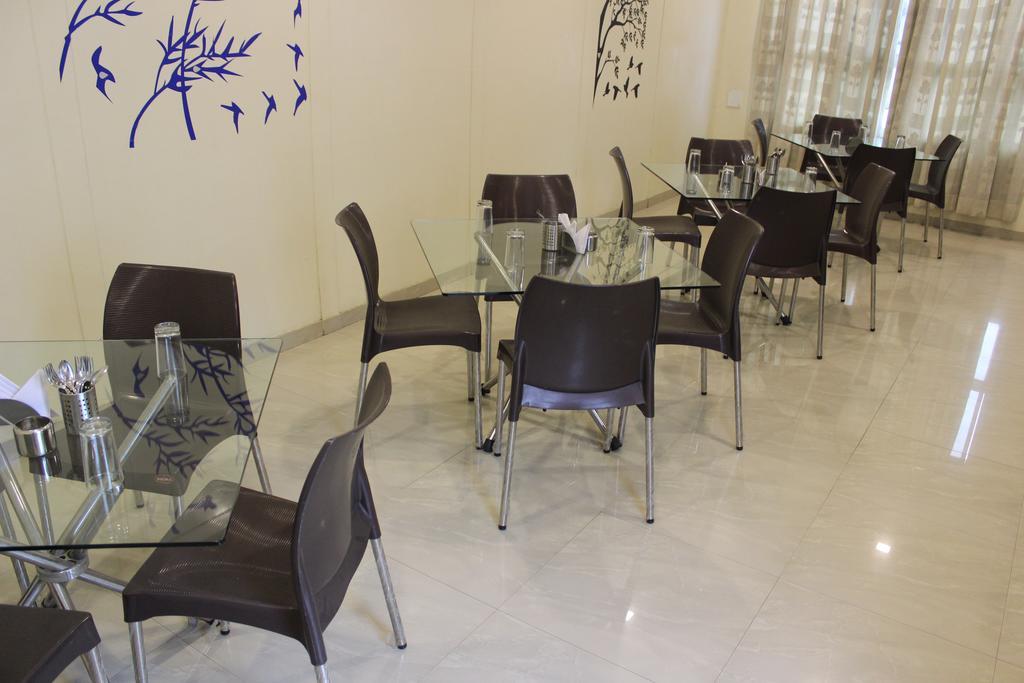 Hotel Alpha Vadodara Exteriör bild