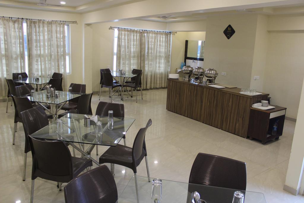 Hotel Alpha Vadodara Exteriör bild